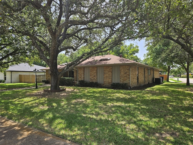 view of front of house with a front lawn