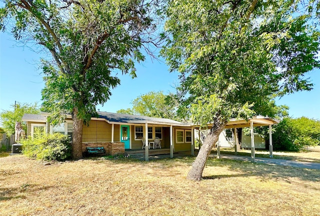 single story home featuring a porch and a front lawn