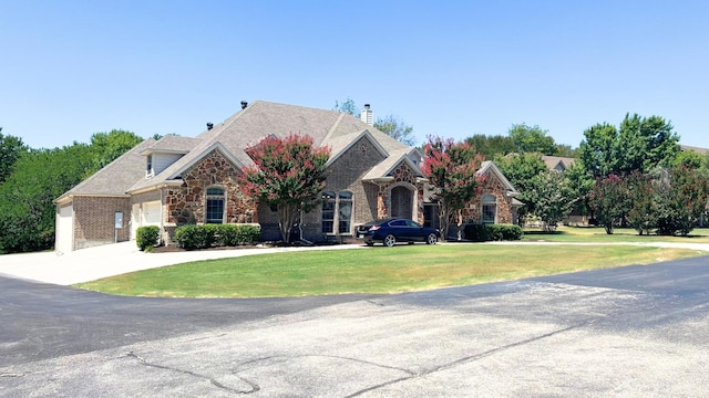 view of front of property featuring a front lawn