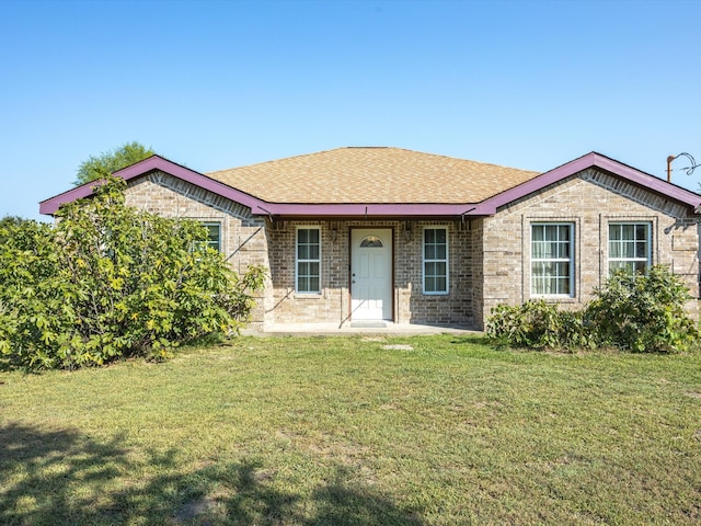 view of front of home featuring a front yard