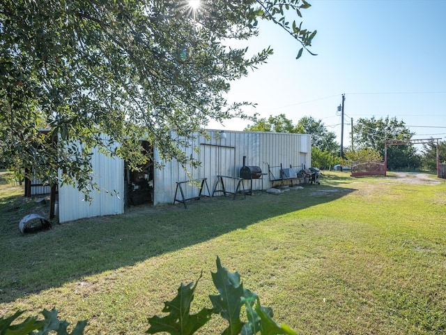 view of yard with an outbuilding