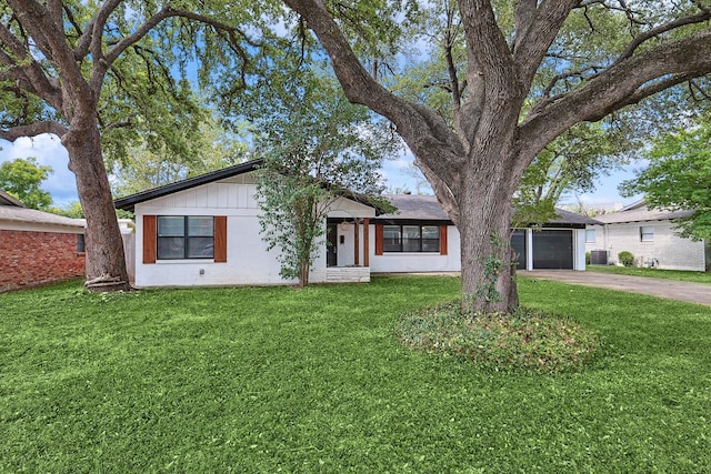 ranch-style home featuring a front lawn and a garage