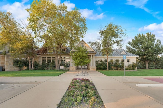 view of front of property featuring a front lawn