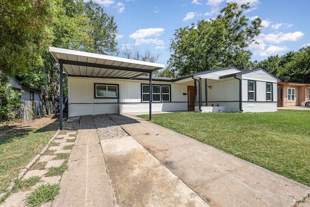 view of front of house with a carport and a front yard