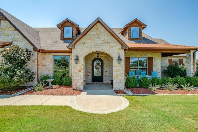 view of front of property featuring a front yard