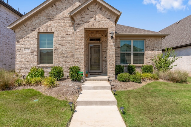 view of front of home featuring a front lawn