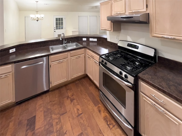 kitchen with dark wood-type flooring, stainless steel appliances, a notable chandelier, sink, and light brown cabinets