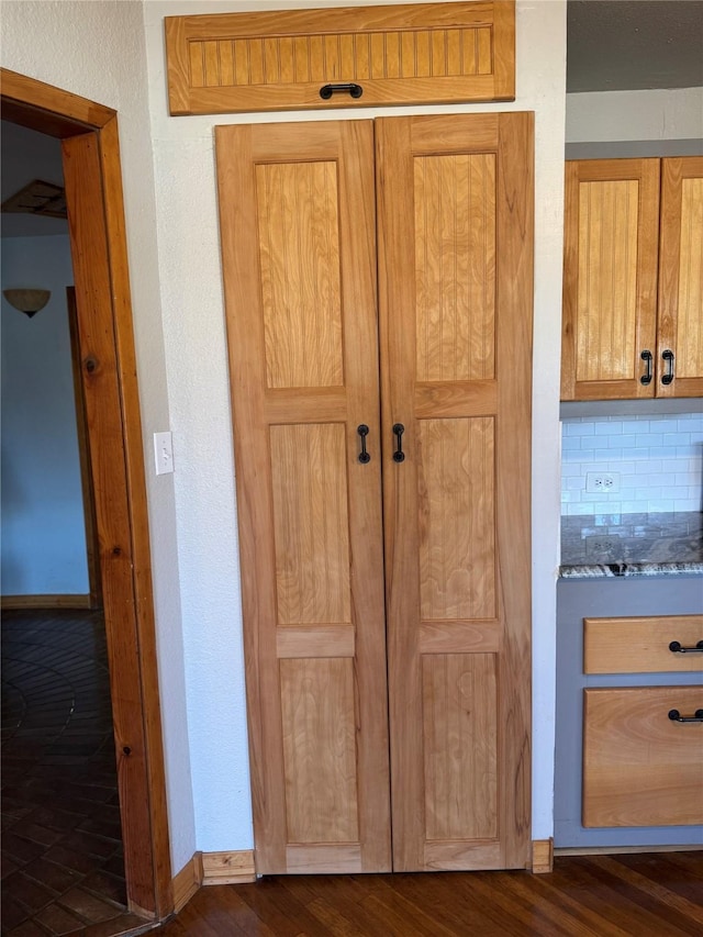 details with decorative backsplash and hardwood / wood-style flooring