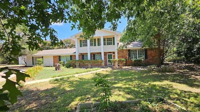 view of front facade featuring a front lawn