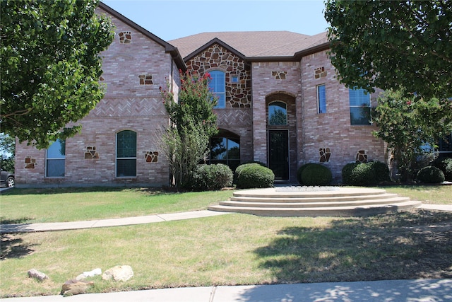 view of front facade featuring a front yard