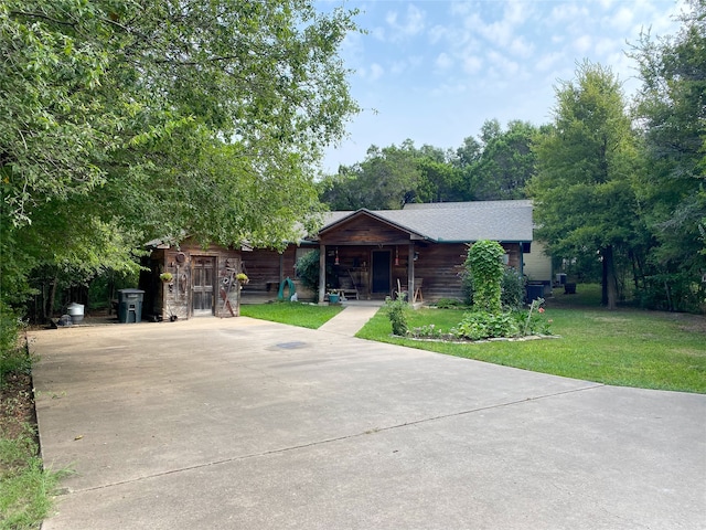 log-style house featuring a front yard