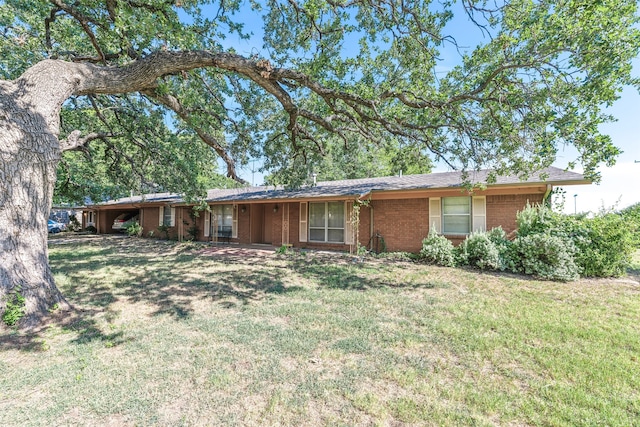 single story home with a front yard