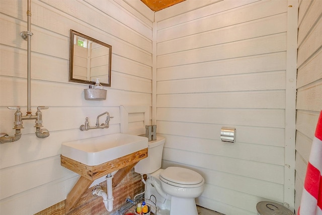 8716 County Road 1224a, Rio Vista, TX 76093 - half bath with toilet