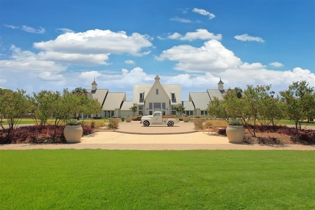 view of property's community featuring a lawn