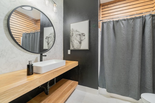 bathroom featuring vanity, toilet, and a shower with curtain