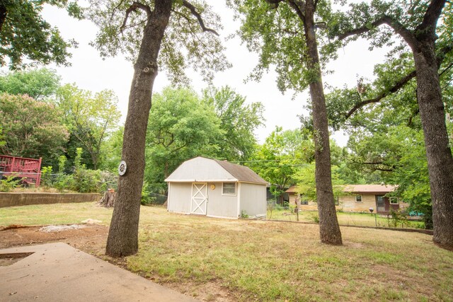 view of yard with an outdoor structure