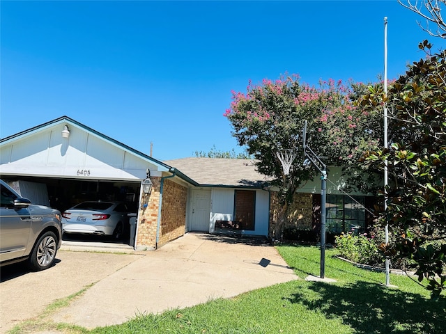 view of front of house featuring a front lawn