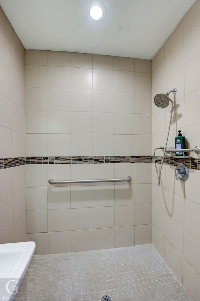 bathroom featuring tiled shower