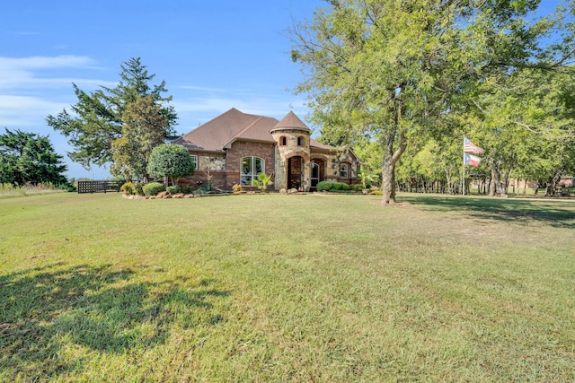 view of front of property featuring a front yard