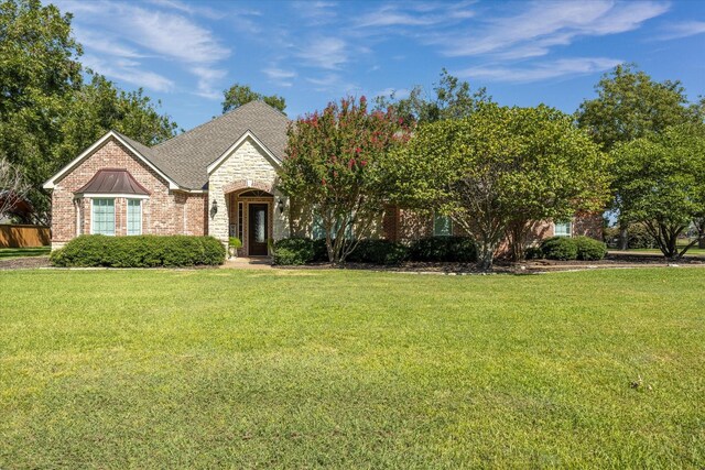 view of front of home featuring a front lawn