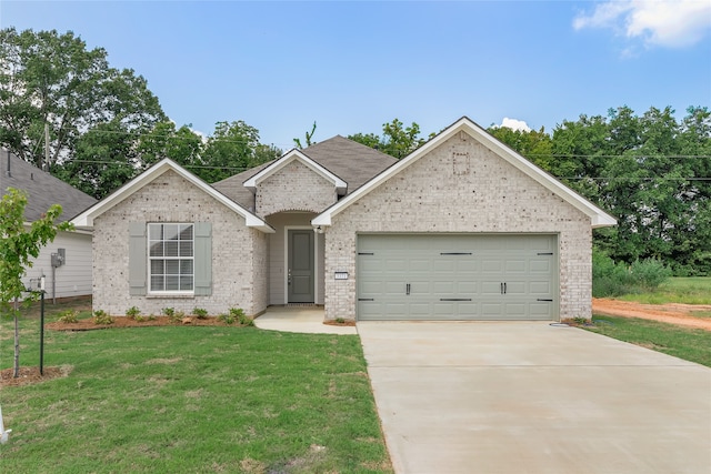 view of front facade with a garage and a front yard