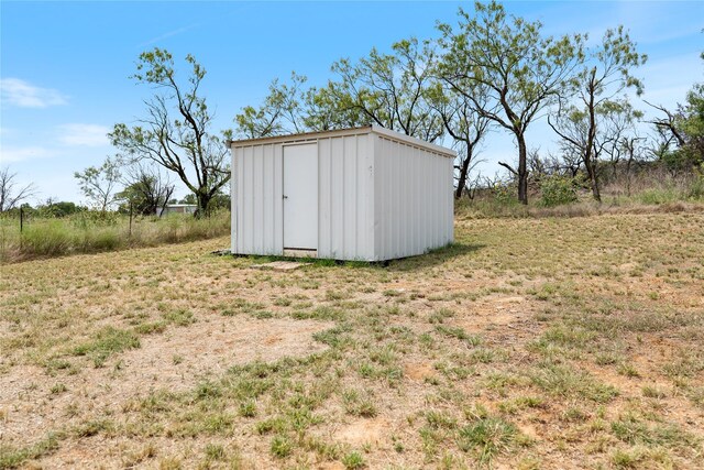 view of yard featuring a storage shed