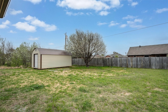 view of yard featuring a storage unit