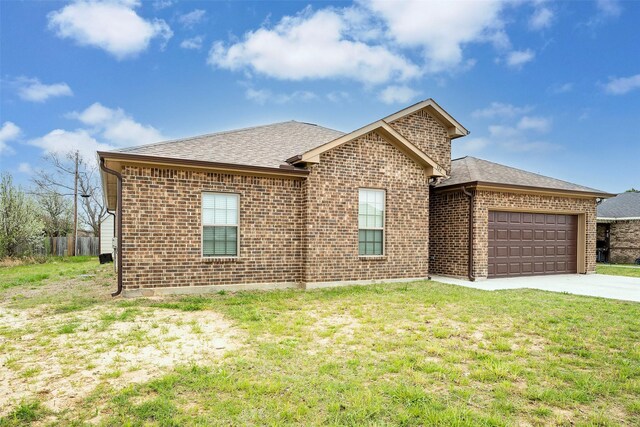 view of front facade featuring a front yard and a garage