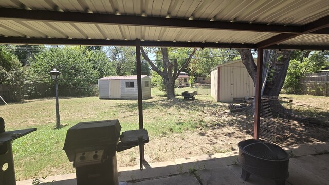 view of yard featuring a shed