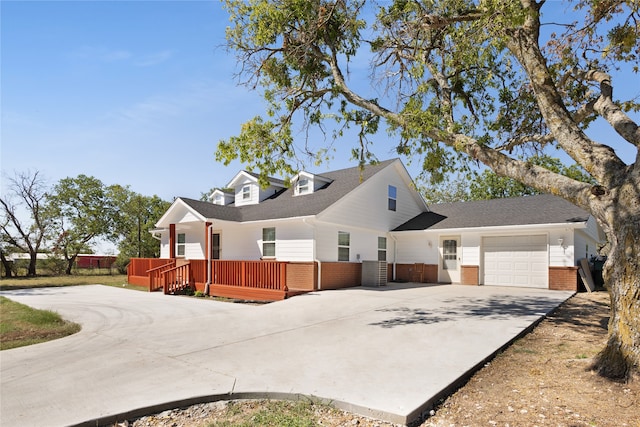 view of front of property with a front yard