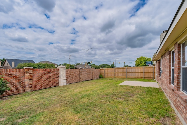 view of yard featuring a patio area