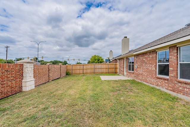 view of yard featuring a patio area