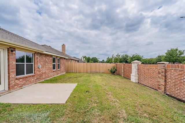 view of yard featuring a patio