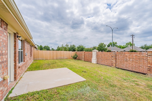 view of yard featuring a patio