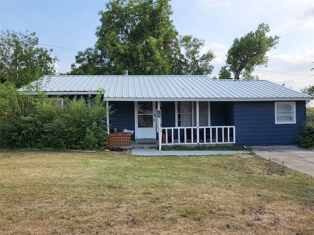 ranch-style house featuring a front lawn