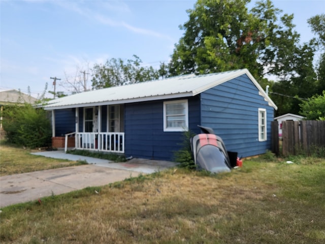 view of front facade featuring a porch and a front yard