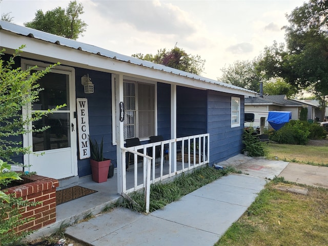 entrance to property featuring a porch