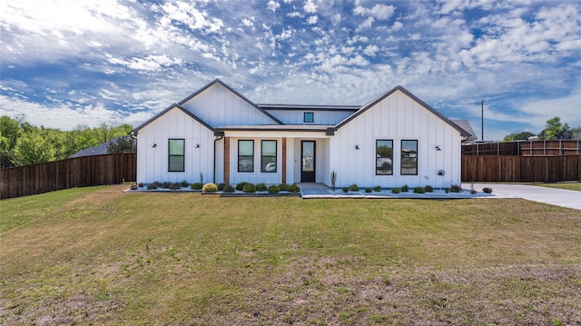 modern inspired farmhouse featuring a front yard