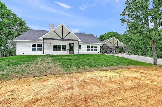 view of front facade featuring a front lawn