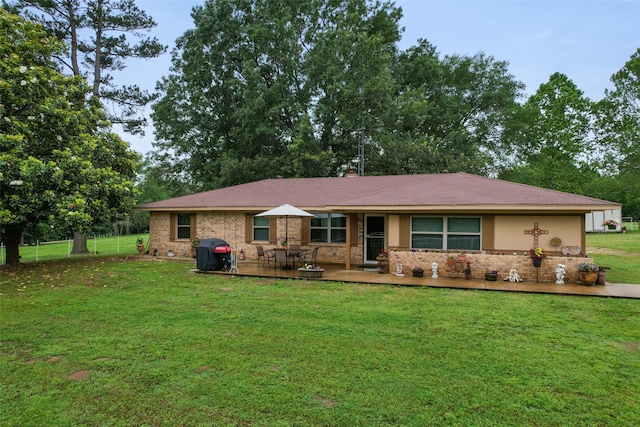 single story home with a front yard