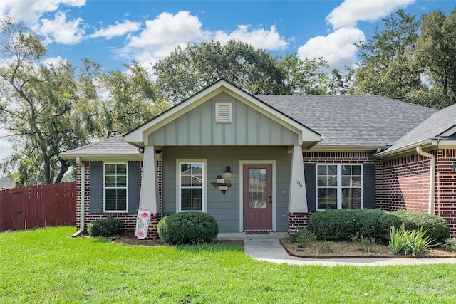 view of front of home featuring a front lawn