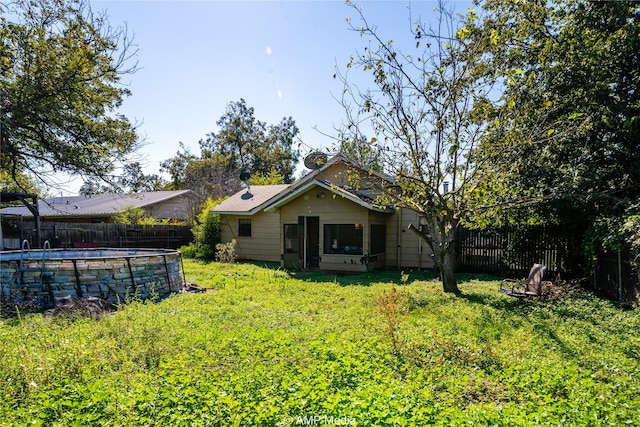 view of yard featuring a fenced in pool