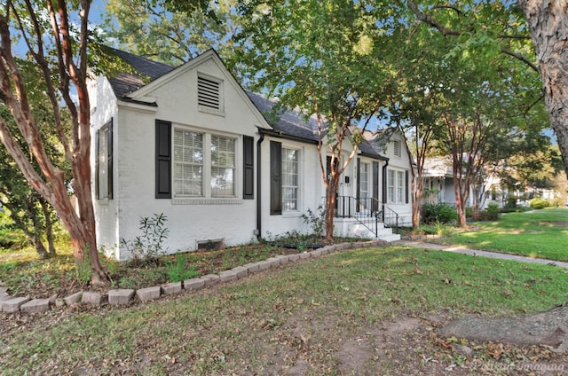 view of front facade featuring a front yard