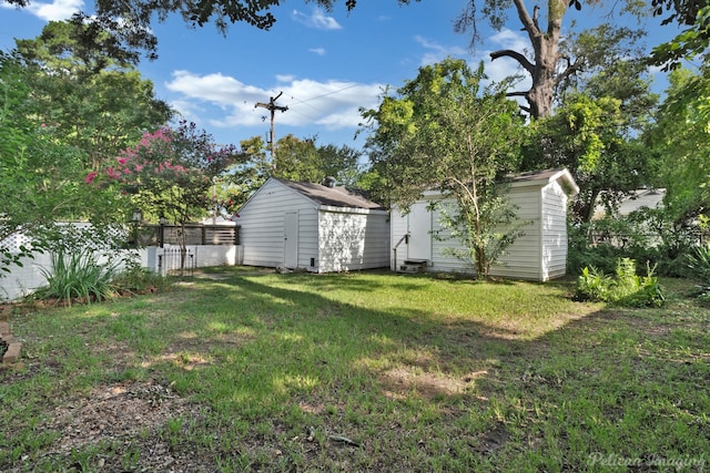 view of yard featuring a storage shed