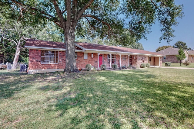 ranch-style home featuring a front lawn