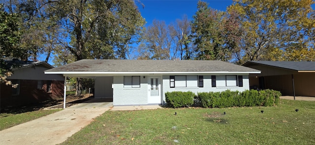 single story home featuring a carport and a front lawn