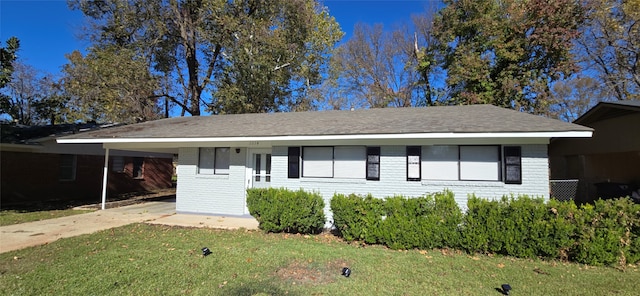 single story home featuring a carport and a front lawn