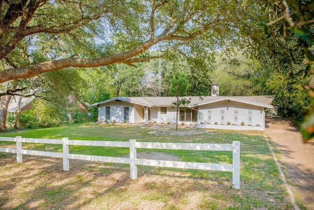 single story home featuring a front lawn