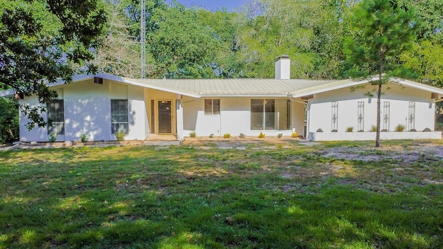 ranch-style house featuring a front lawn