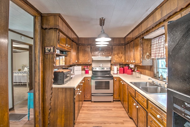 kitchen with sink, stainless steel range with electric stovetop, hanging light fixtures, ornamental molding, and light hardwood / wood-style flooring